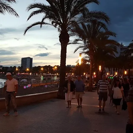 Center Near Port Aventura 아파트
